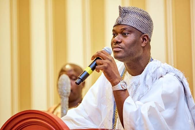 Ooni donates motorised fumigators to Kwara