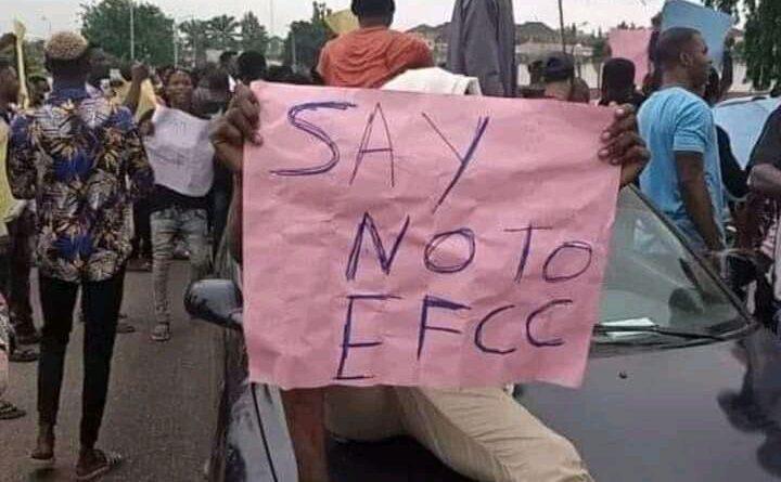 Suspected ‘Yahoo boys’ protest, block roads over EFCC’s midnight raid in Osogbo