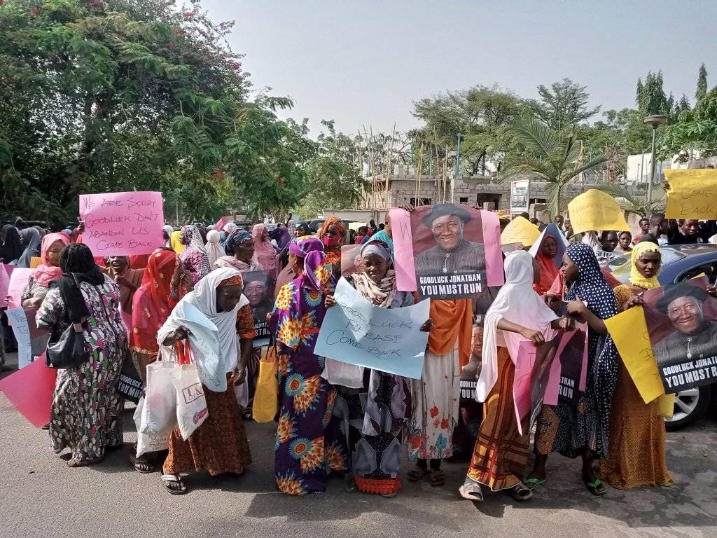 2023 presidency: Hundreds of supporters storm Jonathan’s office, urge him to contest The Informant247