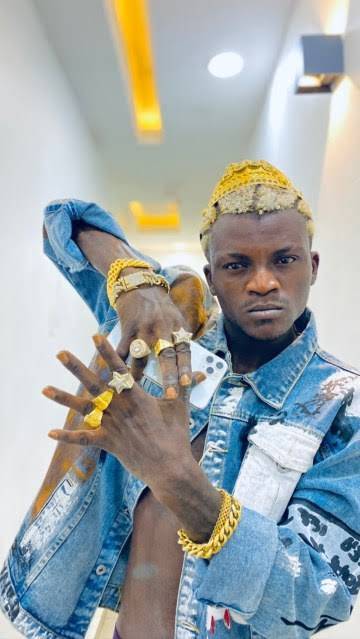 police officers others seen scrambling over singer portables largesse 2