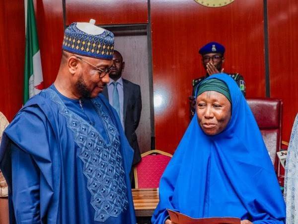 Zamfara gov with female pilgrim