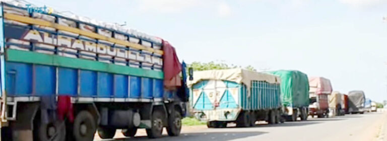 Trucks at Nigeria Niger border 768x281