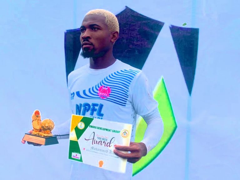 Mohammed Alao receives Kwara United  player of the season award