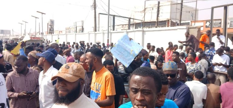 Kwara Business owners protest blockade of shops, appeal to Gov AbdulRazaq to intervene