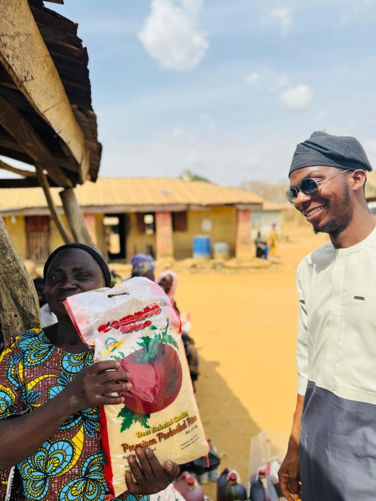 AbdulGaniyu AbdulAzeez distributes ramadan relief packages to Ologomo residents in Kwara South