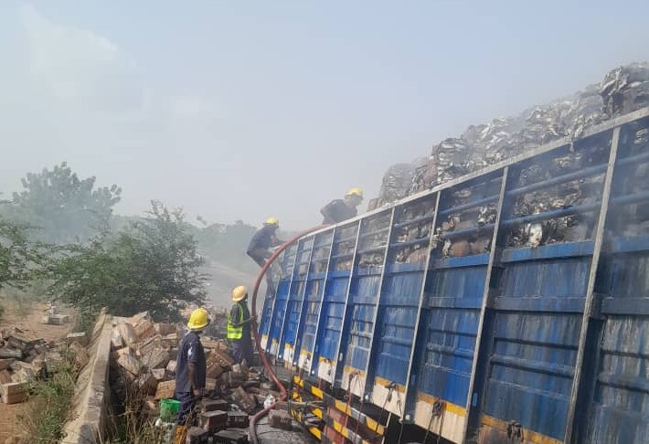 Detergent truck catches fire on Ogbomoso expressway due to tyre burst