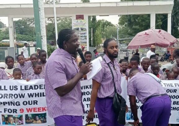 Abuja: VeryDarkMan stages protest against prolonged teachers’ strike, teaches kids at ministry’s gate