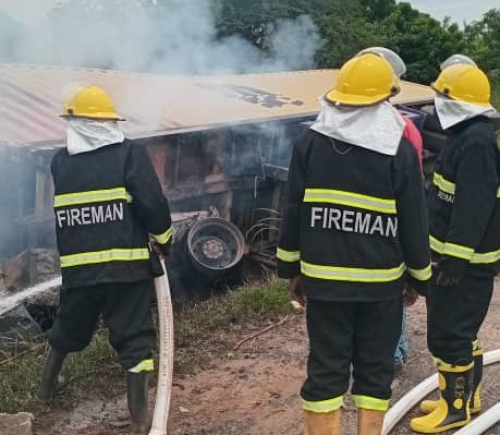 One injured as truck carrying textile materials suffers tyre burst on Lagos-Jebba expressway