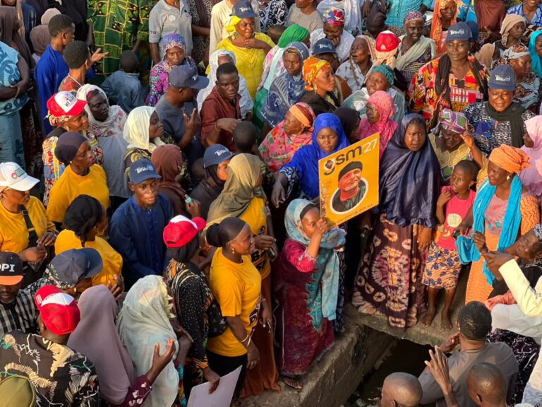 “We are moving with Turaki”: Hundreds of APC members join PDP in Kwara